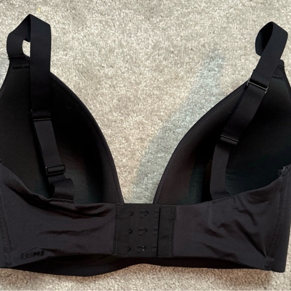 SKIMS | Onyx Black Wireless
Bra 36DDDD (36G) - Picture 5 of 11